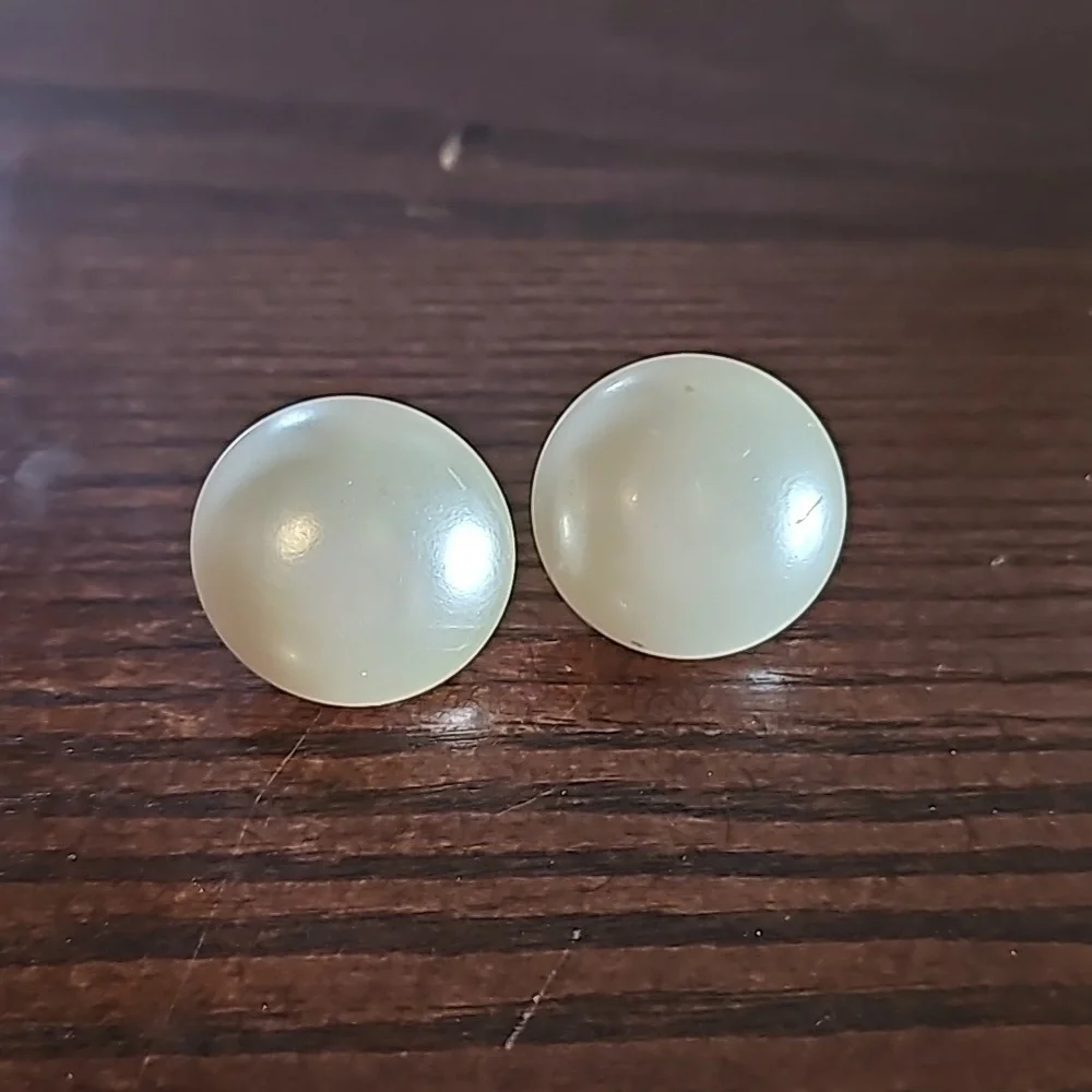 Vintage Pearl Button Screw Back Earrings 🐈